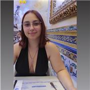 Profesora de matematicas imparte clases a niños de primaria y de la ESO